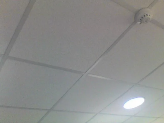 반자를 내려 단 천장의 안쪽 구조. 마감재와 위층 바닥 사이에 생긴 빈 공간이 보인다